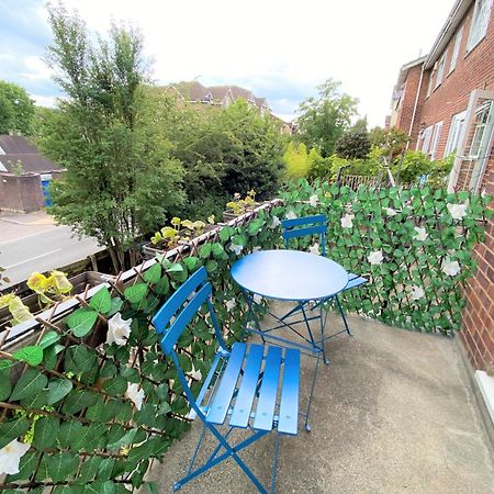 Redhill Town Centre 3 Bed House Near Gatwick Airport, Easy Commute To London Daire Dış mekan fotoğraf