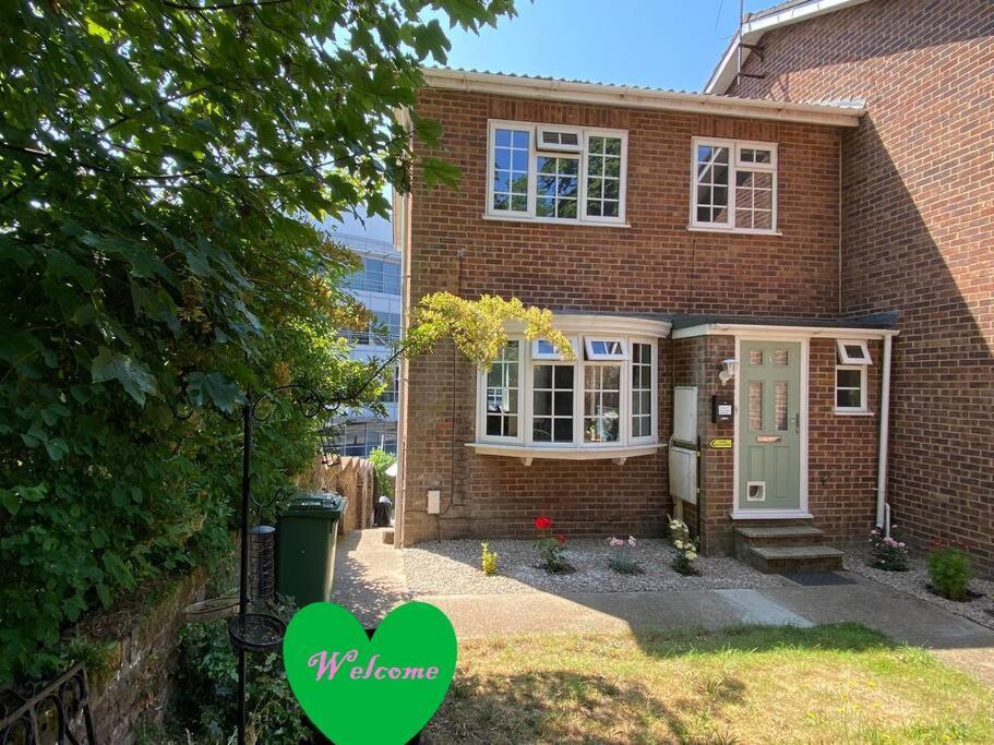 Redhill Town Centre 3 Bed House Near Gatwick Airport, Easy Commute To London Daire Dış mekan fotoğraf
