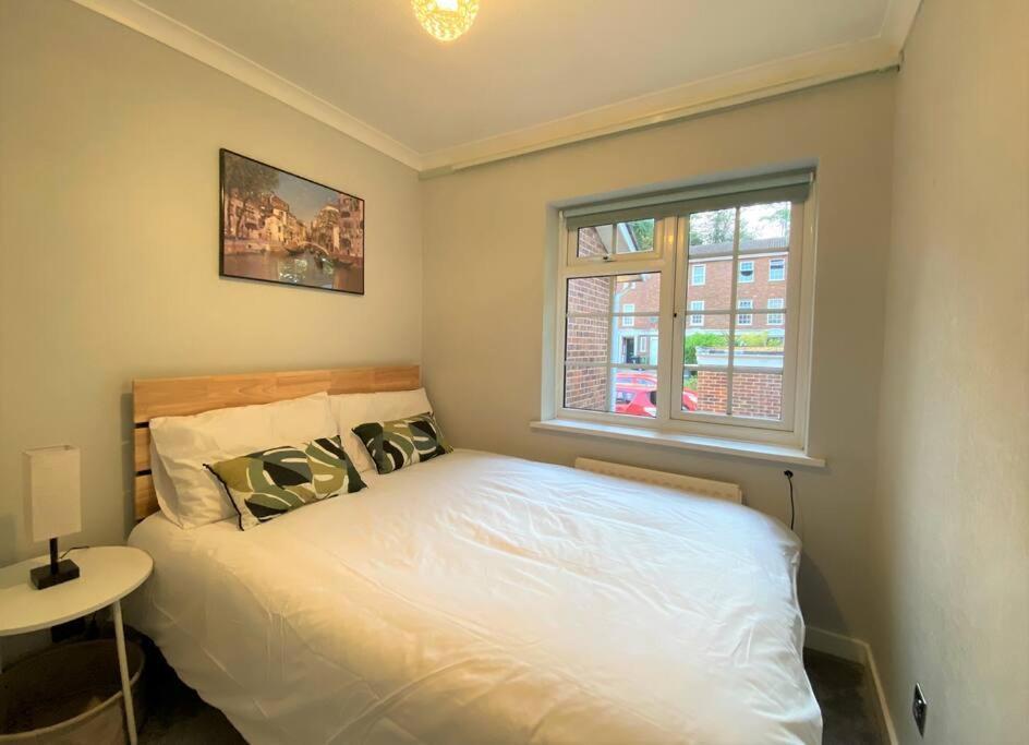 Redhill Town Centre 3 Bed House Near Gatwick Airport, Easy Commute To London Daire Dış mekan fotoğraf