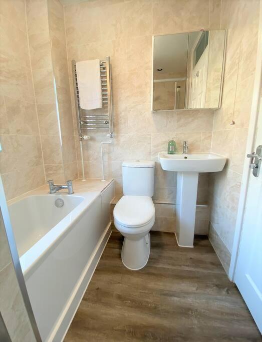 Redhill Town Centre 3 Bed House Near Gatwick Airport, Easy Commute To London Daire Dış mekan fotoğraf