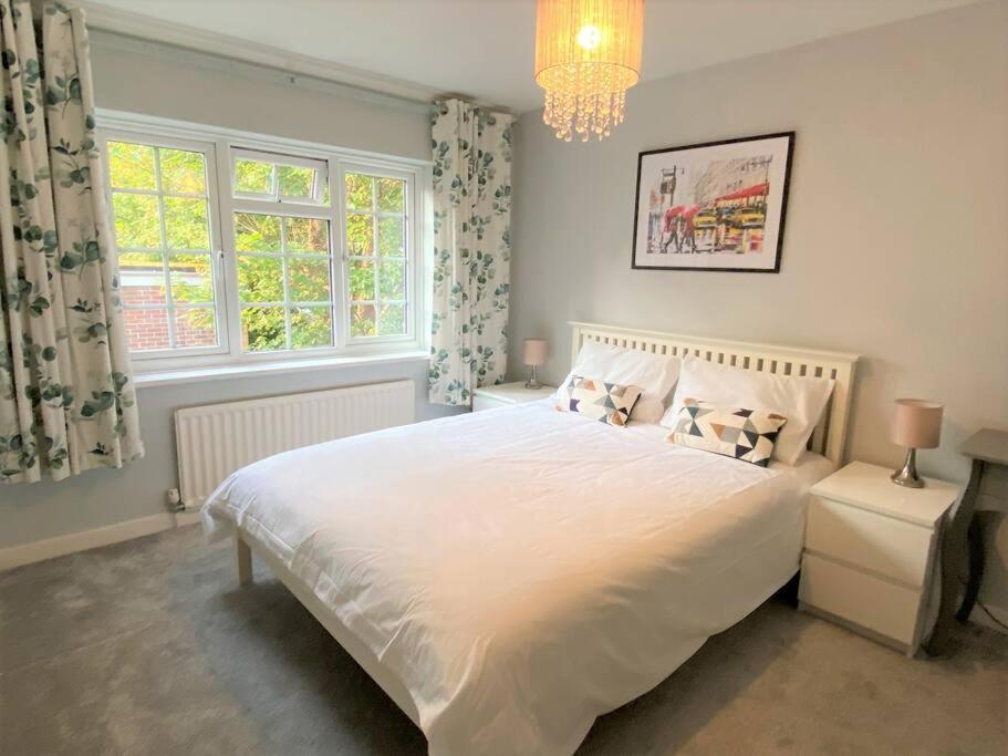 Redhill Town Centre 3 Bed House Near Gatwick Airport, Easy Commute To London Daire Dış mekan fotoğraf