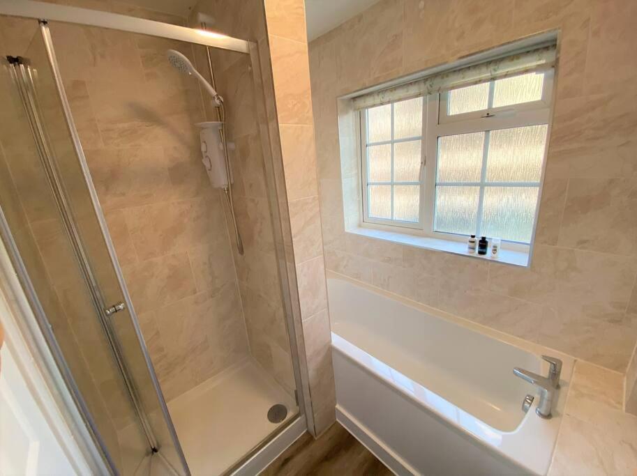 Redhill Town Centre 3 Bed House Near Gatwick Airport, Easy Commute To London Daire Dış mekan fotoğraf