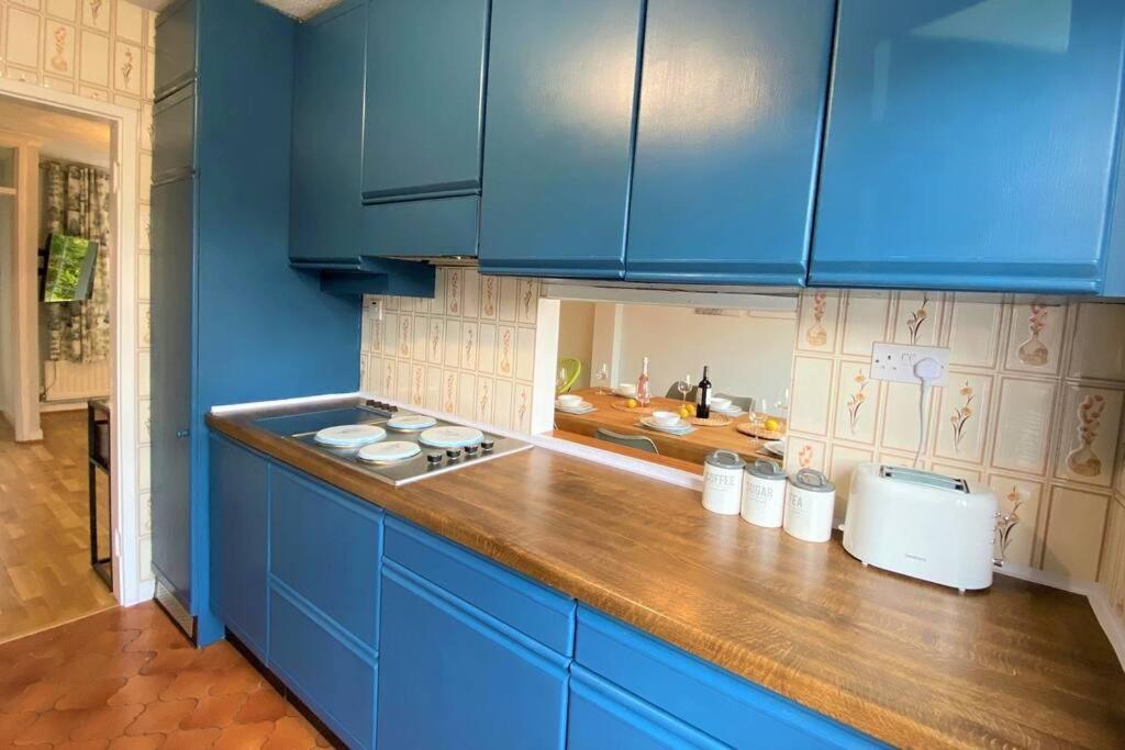 Redhill Town Centre 3 Bed House Near Gatwick Airport, Easy Commute To London Daire Dış mekan fotoğraf