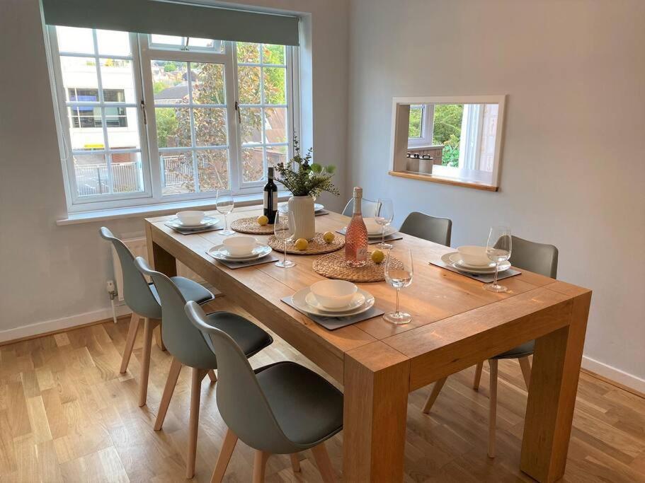 Redhill Town Centre 3 Bed House Near Gatwick Airport, Easy Commute To London Daire Dış mekan fotoğraf
